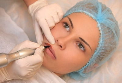 Процесс нанесения перманентного макияжа губ в стерильных условиях салона